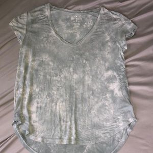 V-neck American Eagle tee